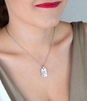 Srebrny medalik szkaplerz – prostokątna, dwustronna zawieszka z wizerunkami świętych. Wykonany ze srebra próby 925, długość 2,5 cm, waga 3 g. Idealny prezent sakralny (1).JPG
