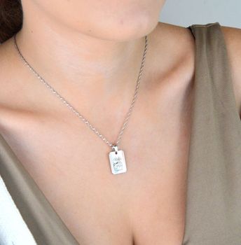 Srebrny medalik szkaplerz – prostokątna, dwustronna zawieszka z wizerunkami świętych. Wykonany ze srebra próby 925, długość 2,5 cm, waga 3 g. Idealny prezent sakralny (4).JPG