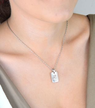 Srebrny medalik szkaplerz – prostokątna, dwustronna zawieszka z wizerunkami świętych. Wykonany ze srebra próby 925, długość 2,5 cm, waga 3 g. Idealny prezent sakralny (5).JPG