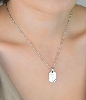 Zawieszka srebrna próby 925 – medalik Matka Boska na prostokątnej blaszce. Wymiary 2,3x1,2 cm, waga 2,10 g. Symbol wiary i ochrony duchowej (1).JPG