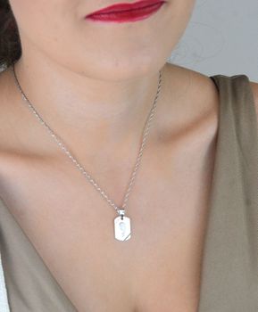 Zawieszka srebrna próby 925 – medalik Matka Boska na prostokątnej blaszce. Wymiary 2,3x1,2 cm, waga 2,10 g. Symbol wiary i ochrony duchowej (2).JPG