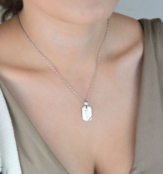 Zawieszka srebrna próby 925 – medalik Matka Boska na prostokątnej blaszce. Wymiary 2,3x1,2 cm, waga 2,10 g. Symbol wiary i ochrony duchowej (3).JPG