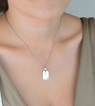Zawieszka srebrna próby 925 – medalik Matka Boska na prostokątnej blaszce. Wymiary 2,3x1,2 cm, waga 2,10 g. Symbol wiary i ochrony duchowej (4).JPG