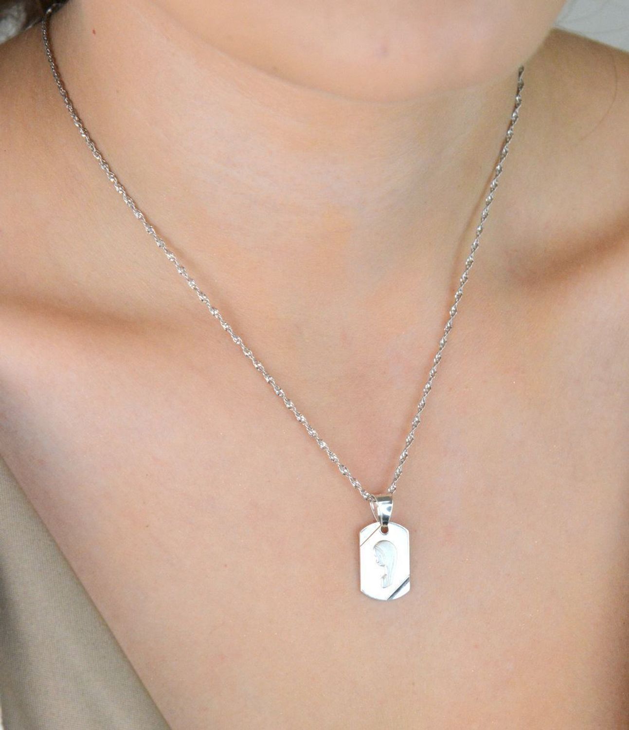 Zawieszka srebrna próby 925 – medalik Matka Boska na prostokątnej blaszce. Wymiary 2,3x1,2 cm, waga 2,10 g. Symbol wiary i ochrony duchowej.1.jpg