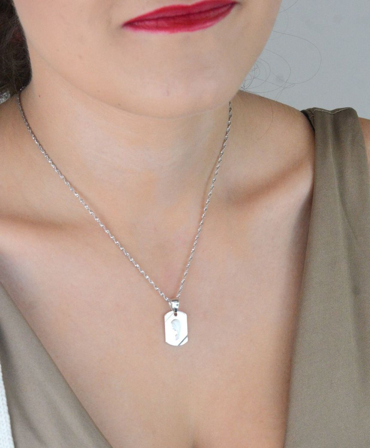 Zawieszka srebrna próby 925 – medalik Matka Boska na prostokątnej blaszce. Wymiary 2,3x1,2 cm, waga 2,10 g. Symbol wiary i ochrony duchowej.1.jpg