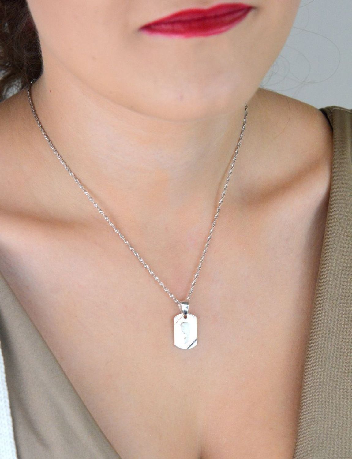 Zawieszka srebrna próby 925 – medalik Matka Boska na prostokątnej blaszce. Wymiary 2,3x1,2 cm, waga 2,10 g. Symbol wiary i ochrony duchowej.1.jpg