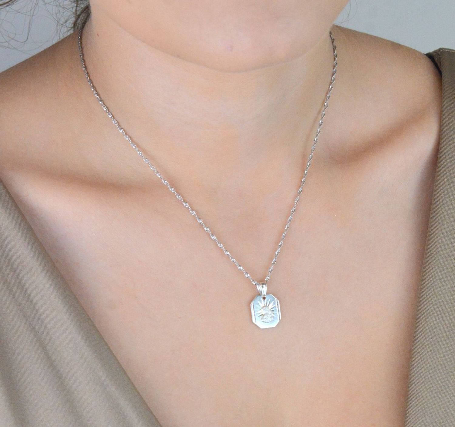 Srebrny medalik Matka Boska z Dzieciątkiem – srebro 925  Prezent na chrzest, komunię, bierzmowanie.jpg