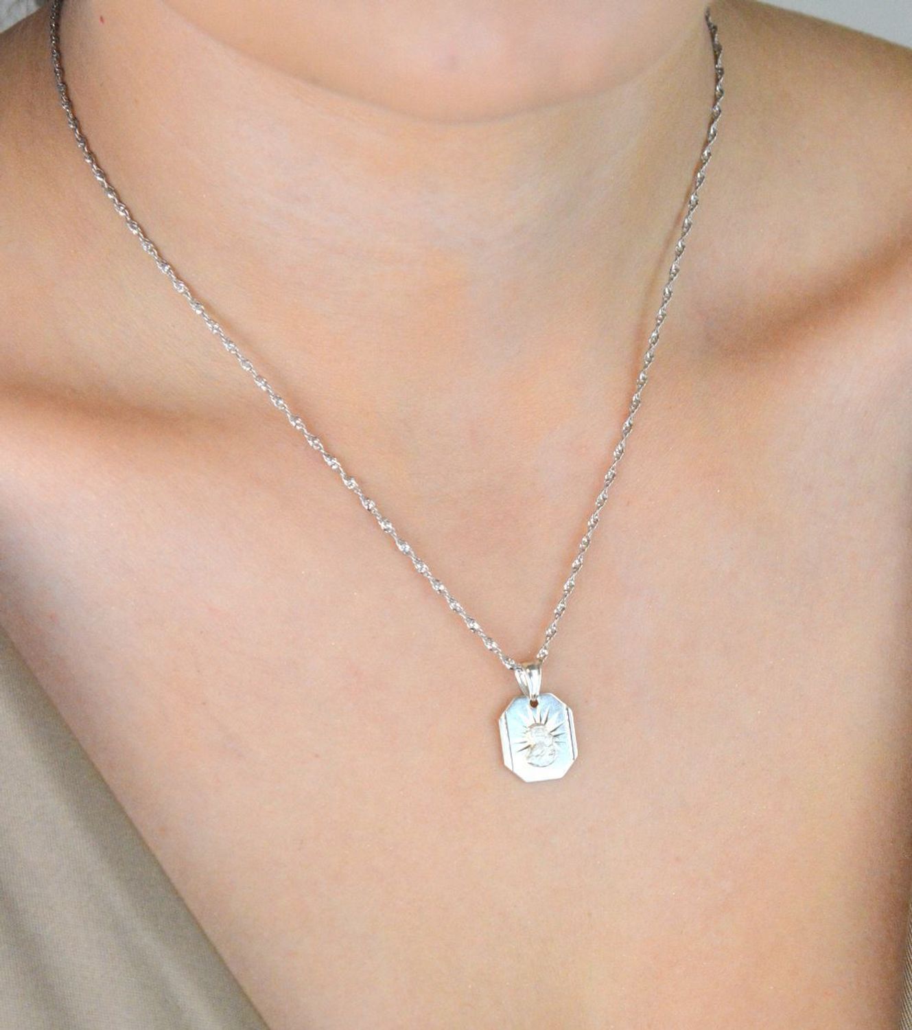 Srebrny medalik Matka Boska z Dzieciątkiem – srebro 925  Prezent na chrzest, komunię, bierzmowanie.jpg