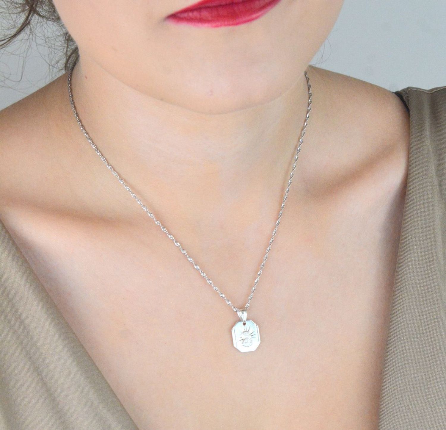 Srebrny medalik Matka Boska z Dzieciątkiem – srebro 925  Prezent na chrzest, komunię, bierzmowanie.jpg