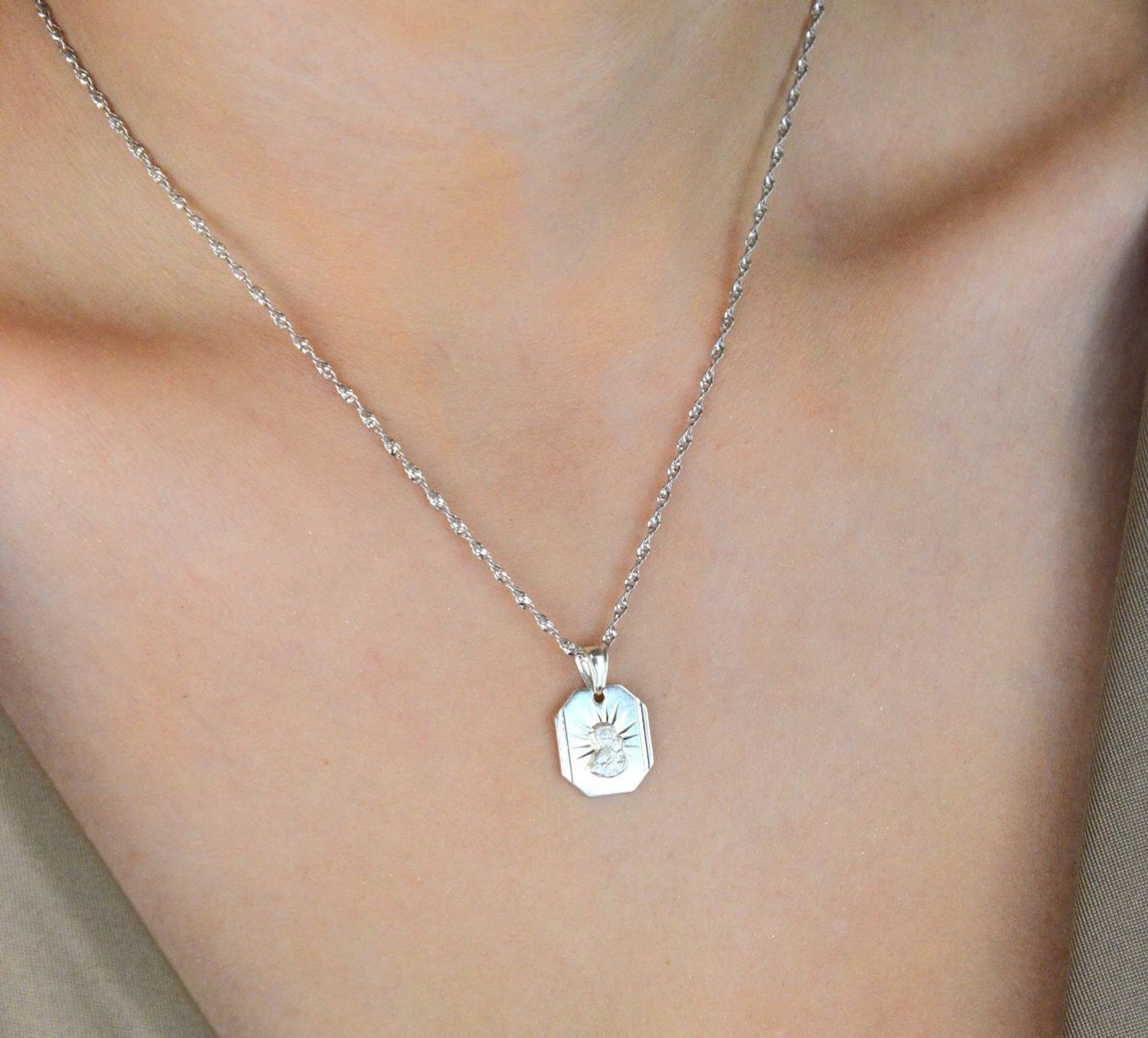 Srebrny medalik Matka Boska z Dzieciątkiem – srebro 925  Prezent na chrzest, komunię, bierzmowanie.jpg