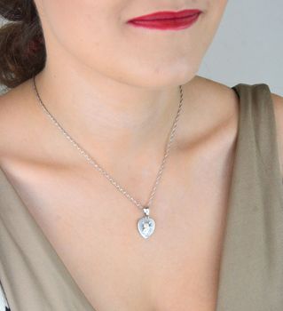 Zawieszka srebrna 925 – serce z Matką Boską i Dzieciątkiem. Wymiary 2,3x1,4 cm, waga 1,72 g. Subtelny medalik o głębokim duchowym znaczeniu (1).JPG