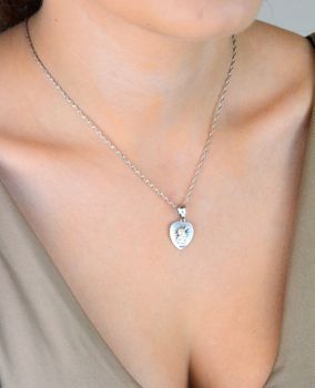 Zawieszka srebrna 925 – serce z Matką Boską i Dzieciątkiem. Wymiary 2,3x1,4 cm, waga 1,72 g. Subtelny medalik o głębokim duchowym znaczeniu (2).JPG