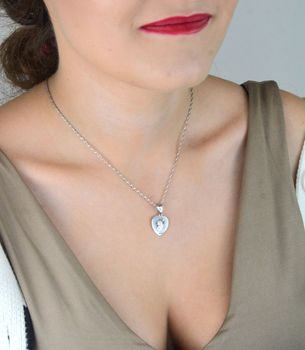 Zawieszka srebrna 925 – serce z Matką Boską i Dzieciątkiem. Wymiary 2,3x1,4 cm, waga 1,72 g. Subtelny medalik o głębokim duchowym znaczeniu (3).JPG