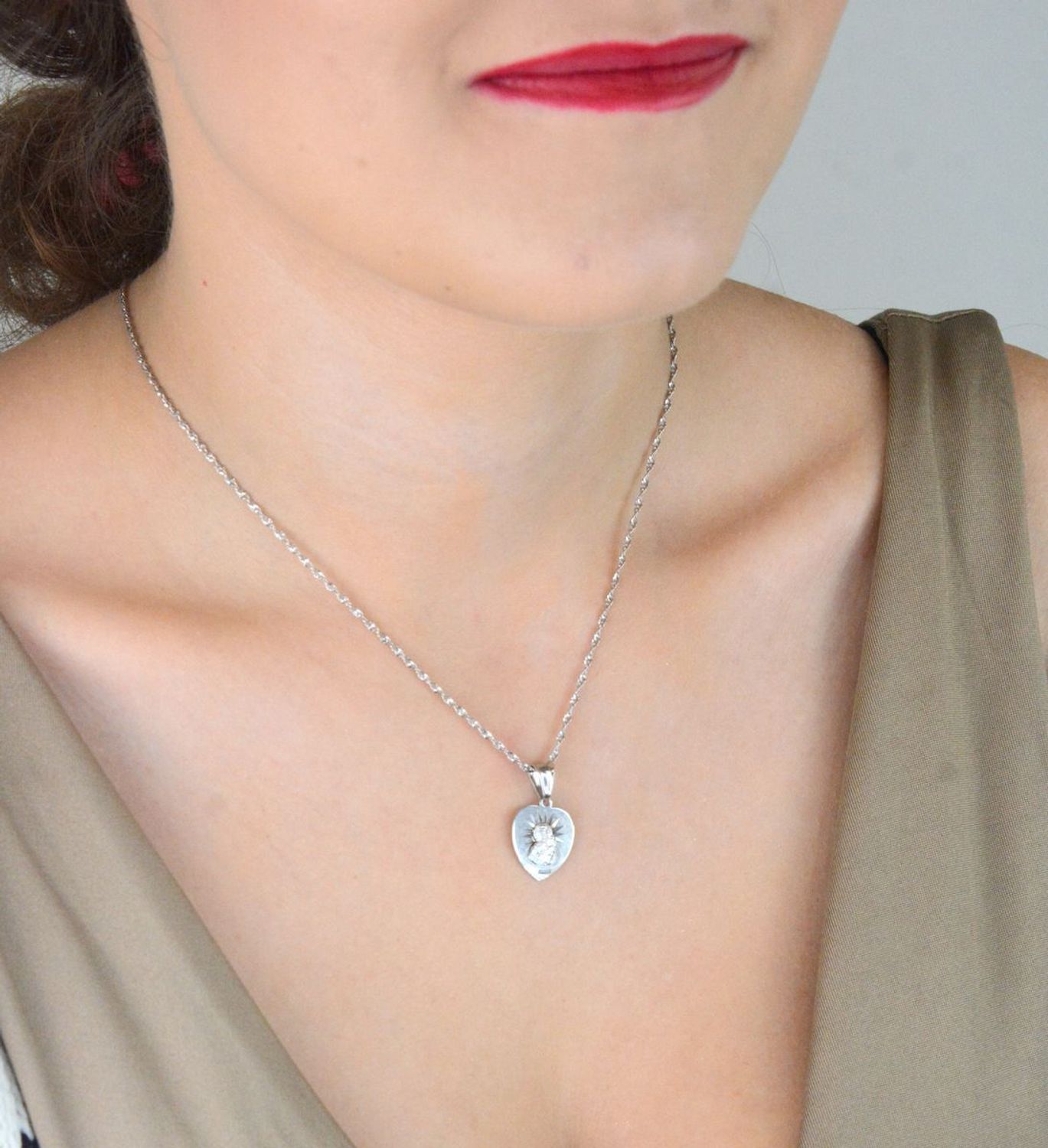 Zawieszka srebrna 925 – serce z Matką Boską i Dzieciątkiem. Wymiary 2,3x1,4 cm, waga 1,72 g. Subtelny medalik o głębokim duchowym znaczeniu.1.jpg