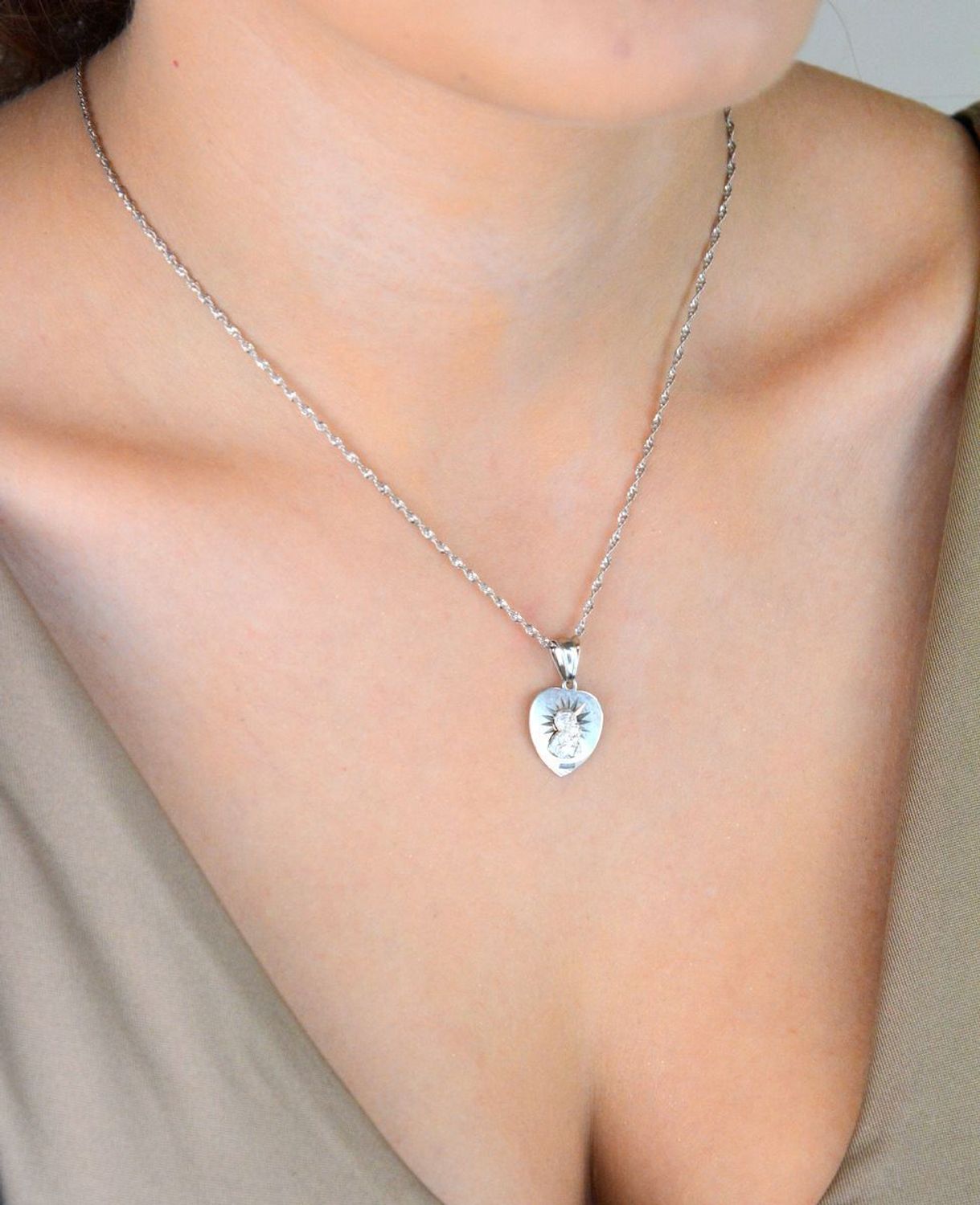 Zawieszka srebrna 925 – serce z Matką Boską i Dzieciątkiem. Wymiary 2,3x1,4 cm, waga 1,72 g. Subtelny medalik o głębokim duchowym znaczeniu.1.jpg