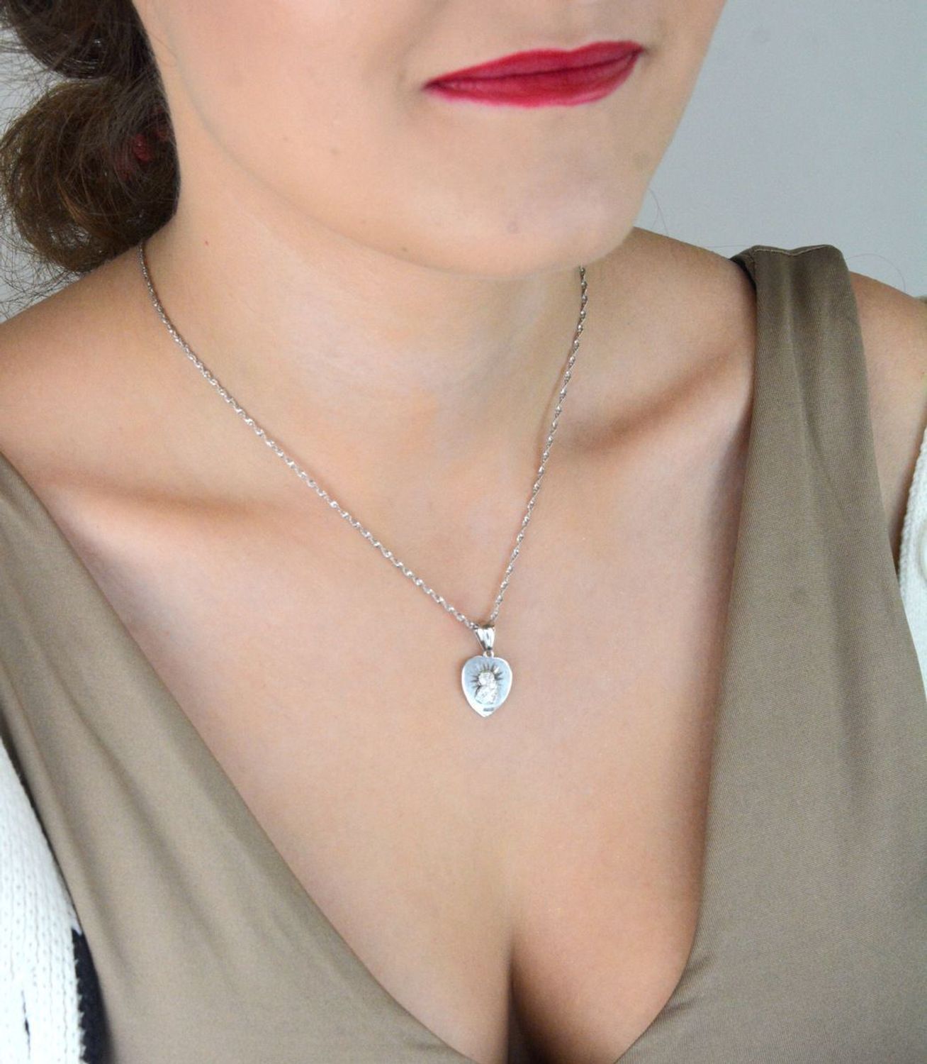 Zawieszka srebrna 925 – serce z Matką Boską i Dzieciątkiem. Wymiary 2,3x1,4 cm, waga 1,72 g. Subtelny medalik o głębokim duchowym znaczeniu.1.jpg