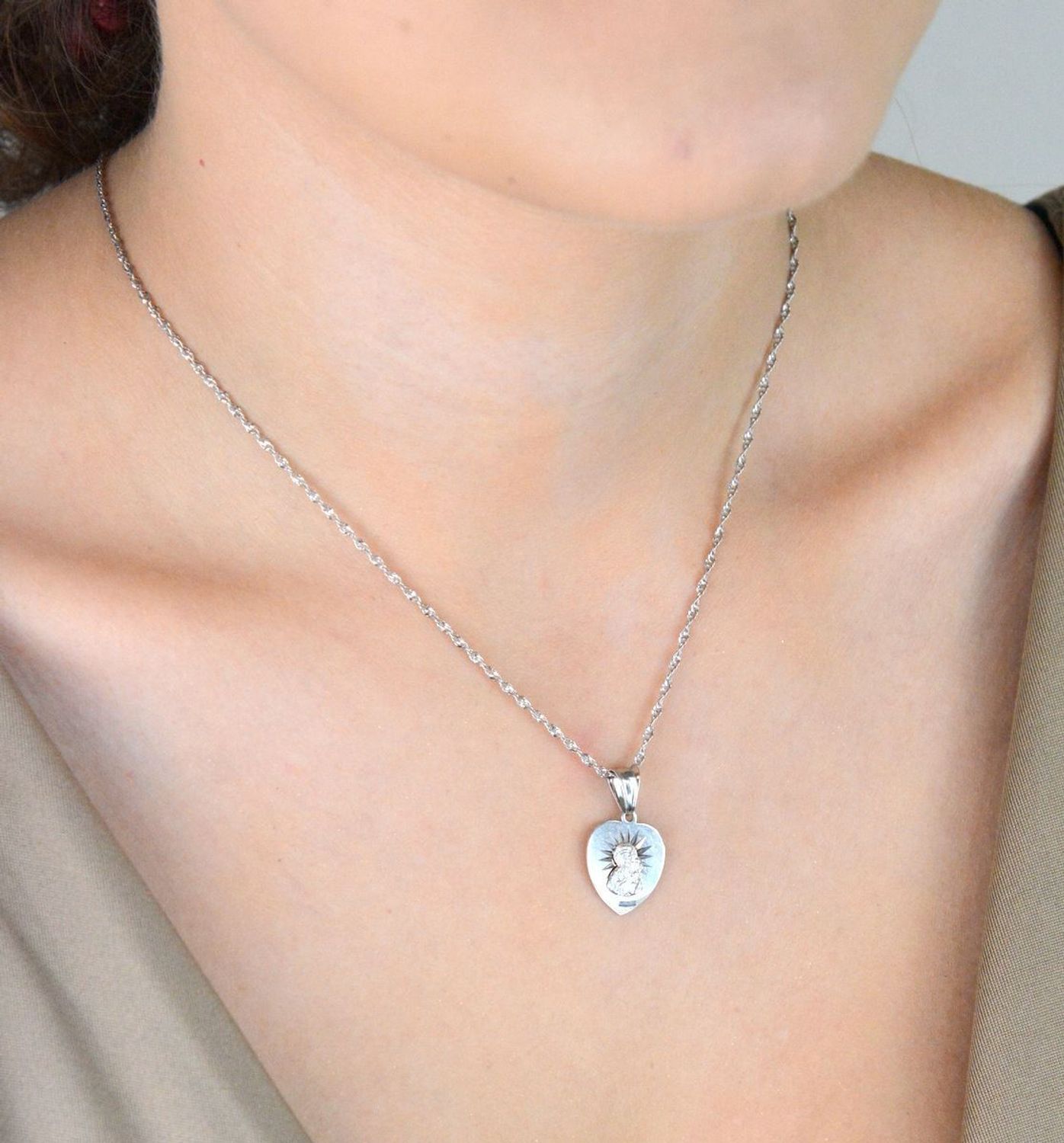 Zawieszka srebrna 925 – serce z Matką Boską i Dzieciątkiem. Wymiary 2,3x1,4 cm, waga 1,72 g. Subtelny medalik o głębokim duchowym znaczeniu.1.jpg