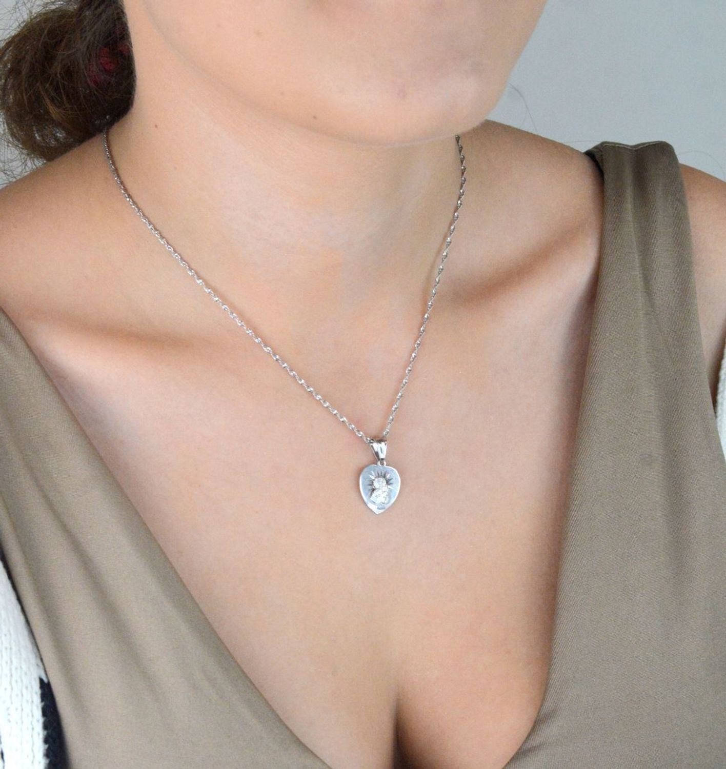 Zawieszka srebrna 925 – serce z Matką Boską i Dzieciątkiem. Wymiary 2,3x1,4 cm, waga 1,72 g. Subtelny medalik o głębokim duchowym znaczeniu.1.jpg