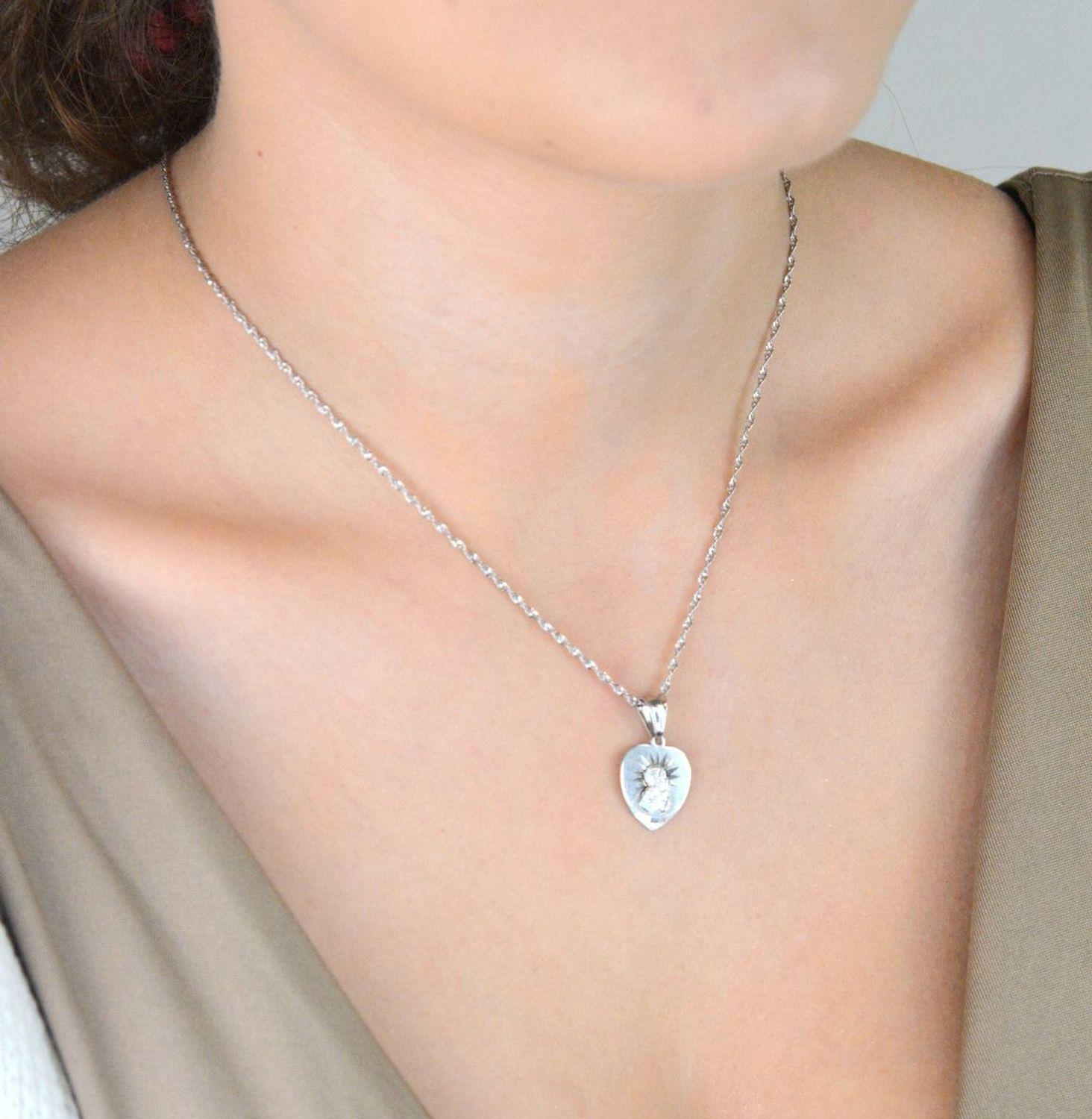 Zawieszka srebrna 925 – serce z Matką Boską i Dzieciątkiem. Wymiary 2,3x1,4 cm, waga 1,72 g. Subtelny medalik o głębokim duchowym znaczeniu.1.jpg