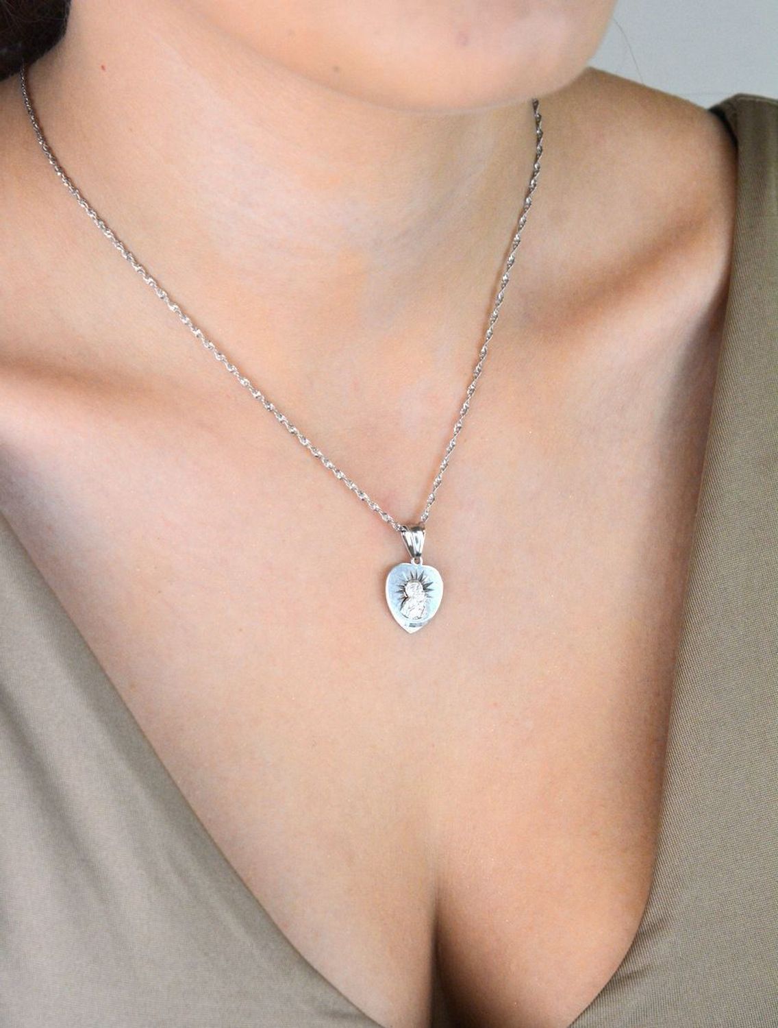 Zawieszka srebrna 925 – serce z Matką Boską i Dzieciątkiem. Wymiary 2,3x1,4 cm, waga 1,72 g. Subtelny medalik o głębokim duchowym znaczeniu.1.jpg