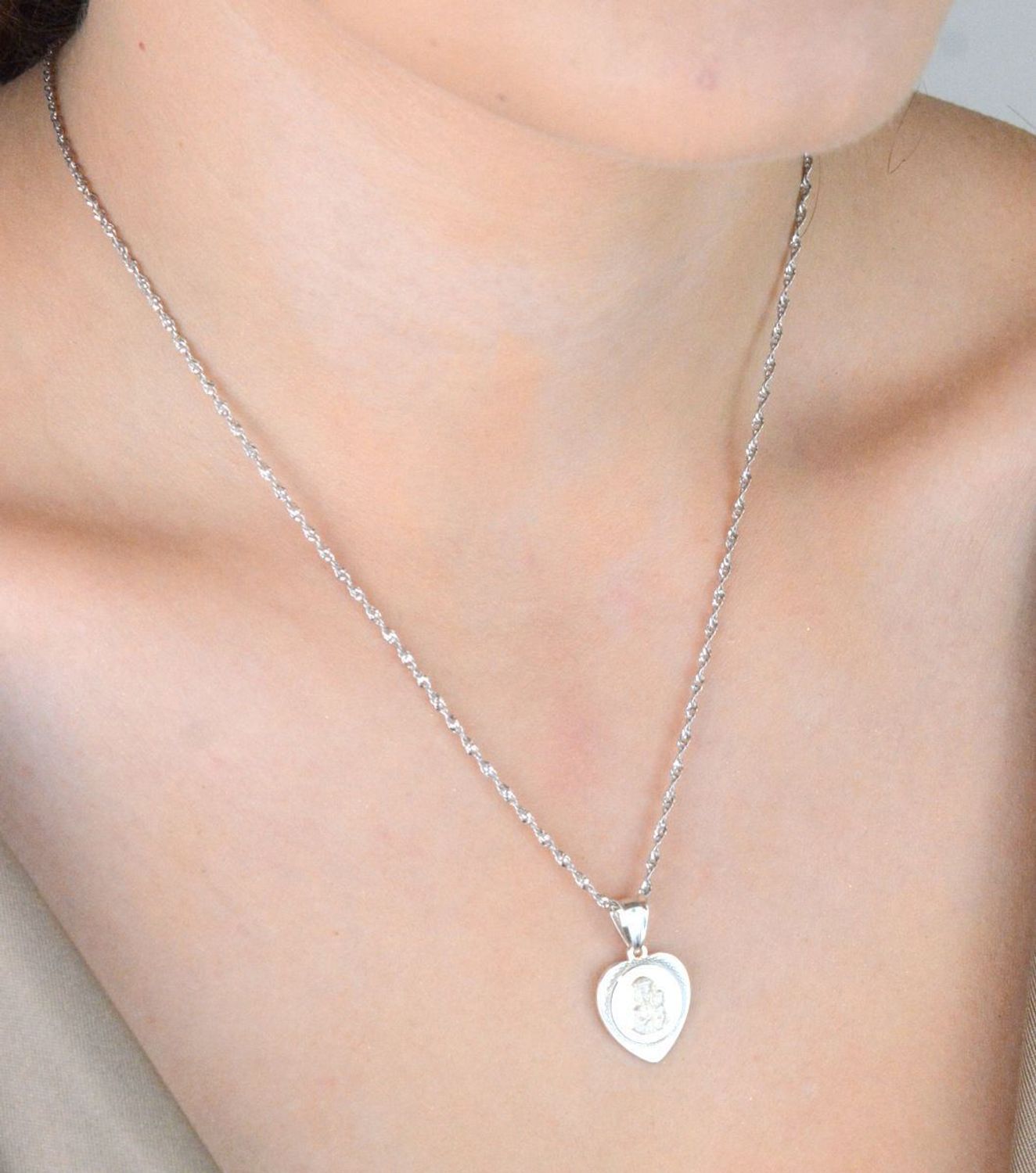 Srebrny medalik serce z Maryją DIA-ZAW-GMD052-925 – zawieszka dla dziewczynki  Srebro 925.jpg