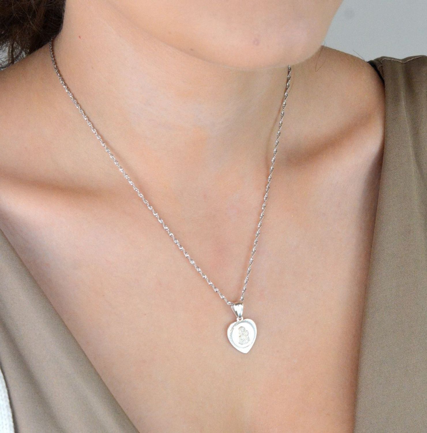 Srebrny medalik serce z Maryją DIA-ZAW-GMD052-925 – zawieszka dla dziewczynki  Srebro 925.jpg