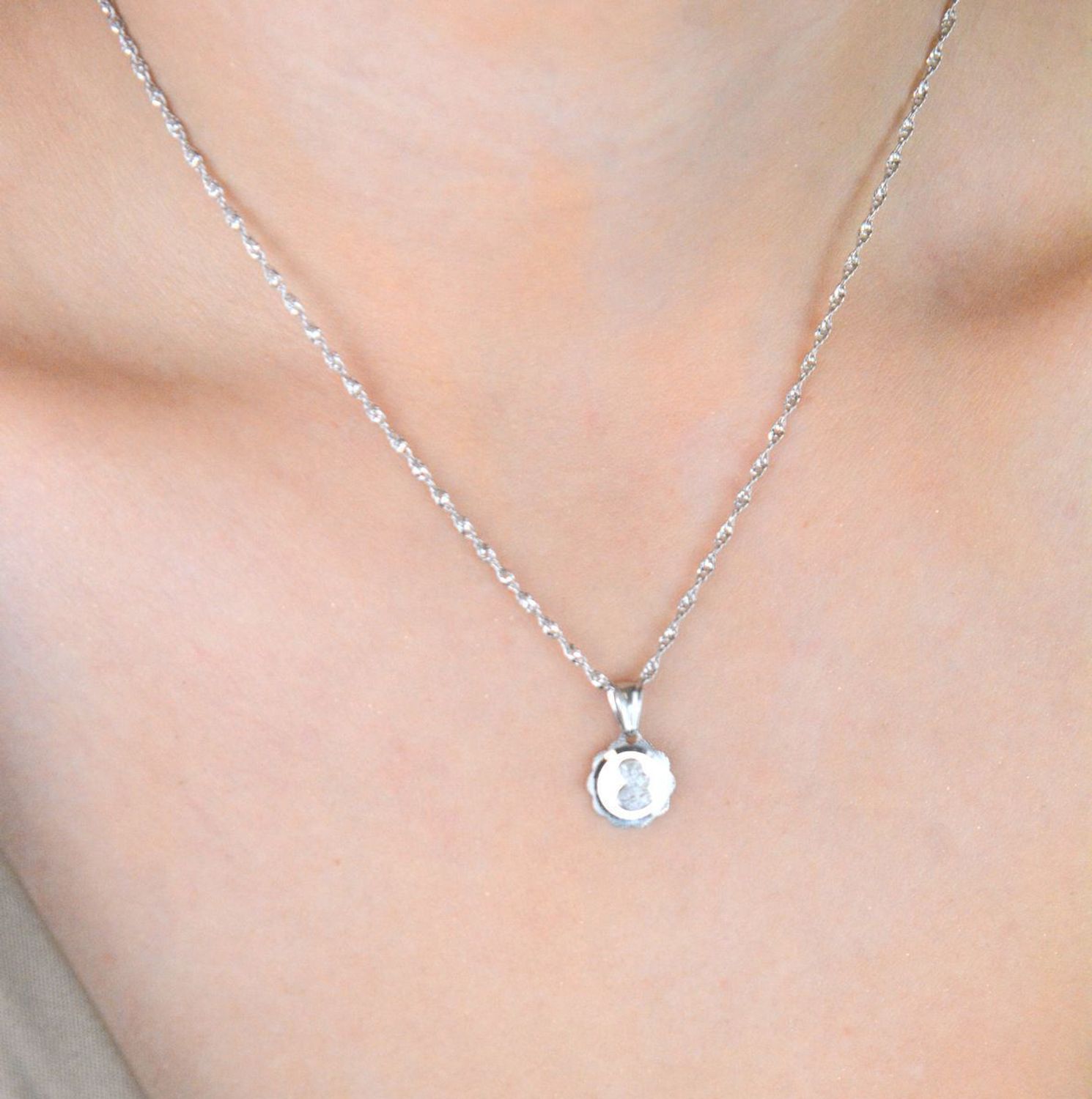 Delikatna zawieszka srebrna 925 z Matką Boską i Dzieciątkiem. Wymiary 1,6x1,0 cm, waga 0,98 g. Idealna na chrzest, komunię lub duchową pamiątkę.1.jpg