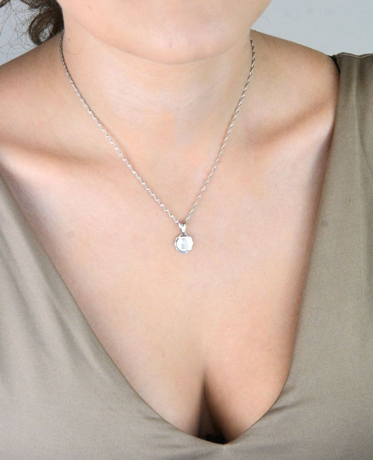 Delikatna zawieszka srebrna 925 z Matką Boską i Dzieciątkiem. Wymiary 1,6x1,0 cm, waga 0,98 g. Idealna na chrzest, komunię lub duchową pamiątkę.1.jpg