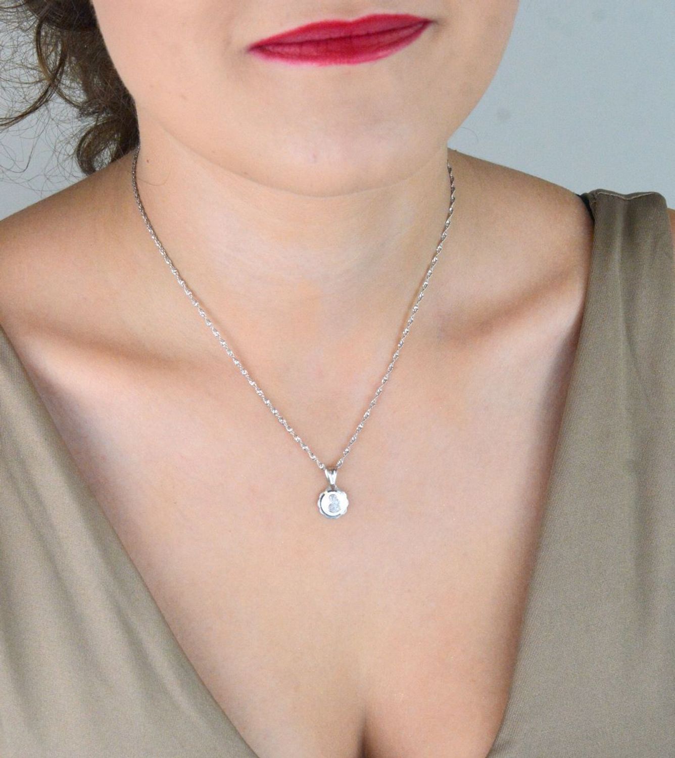 Delikatna zawieszka srebrna 925 z Matką Boską i Dzieciątkiem. Wymiary 1,6x1,0 cm, waga 0,98 g. Idealna na chrzest, komunię lub duchową pamiątkę.1.jpg