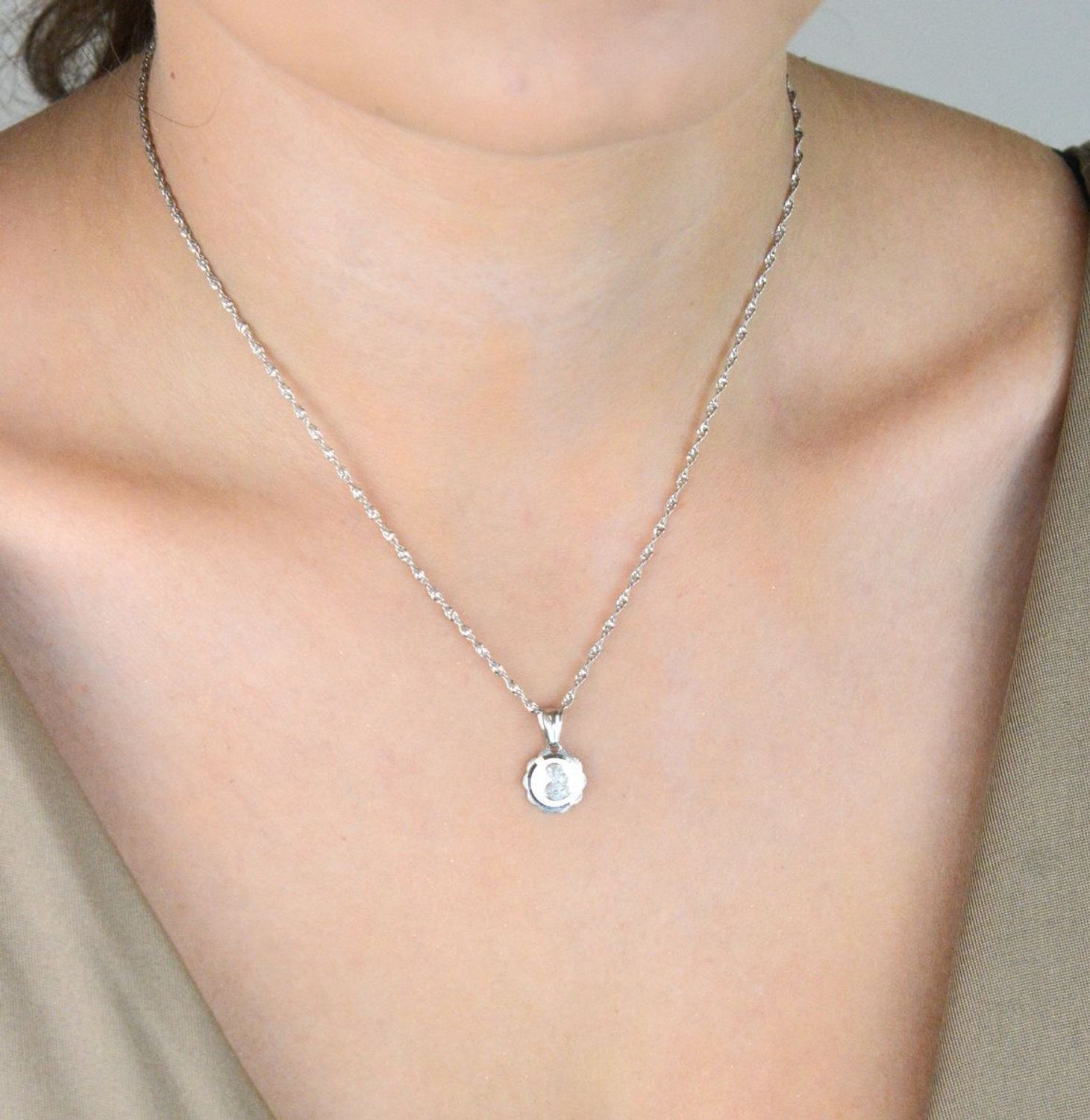 Delikatna zawieszka srebrna 925 z Matką Boską i Dzieciątkiem. Wymiary 1,6x1,0 cm, waga 0,98 g. Idealna na chrzest, komunię lub duchową pamiątkę.1.jpg