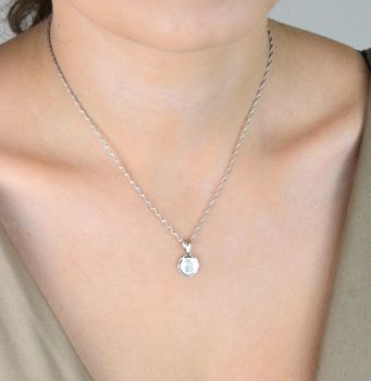 Delikatna zawieszka srebrna 925 z Matką Boską i Dzieciątkiem. Wymiary 1,6x1,0 cm, waga 0,98 g. Idealna na chrzest, komunię lub duchową pamiątkę (4).JPG