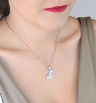 Zawieszka srebrna próby 925 Matka Boska z Dzieciątkiem na blaszce. Wymiary 2,5x1,5 cm, waga 2,06 g. Piękny, duchowy talizman i prezent (4).JPG