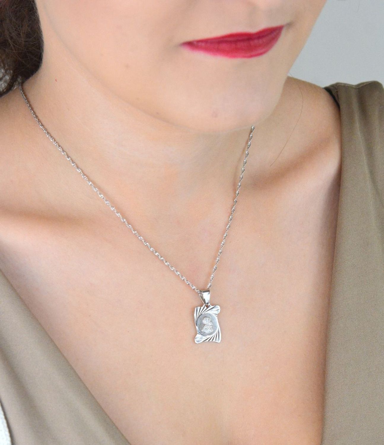 Zawieszka srebrna próby 925 Matka Boska z Dzieciątkiem na blaszce. Wymiary 2,5x1,5 cm, waga 2,06 g. Piękny, duchowy talizman i prezent.1.jpg