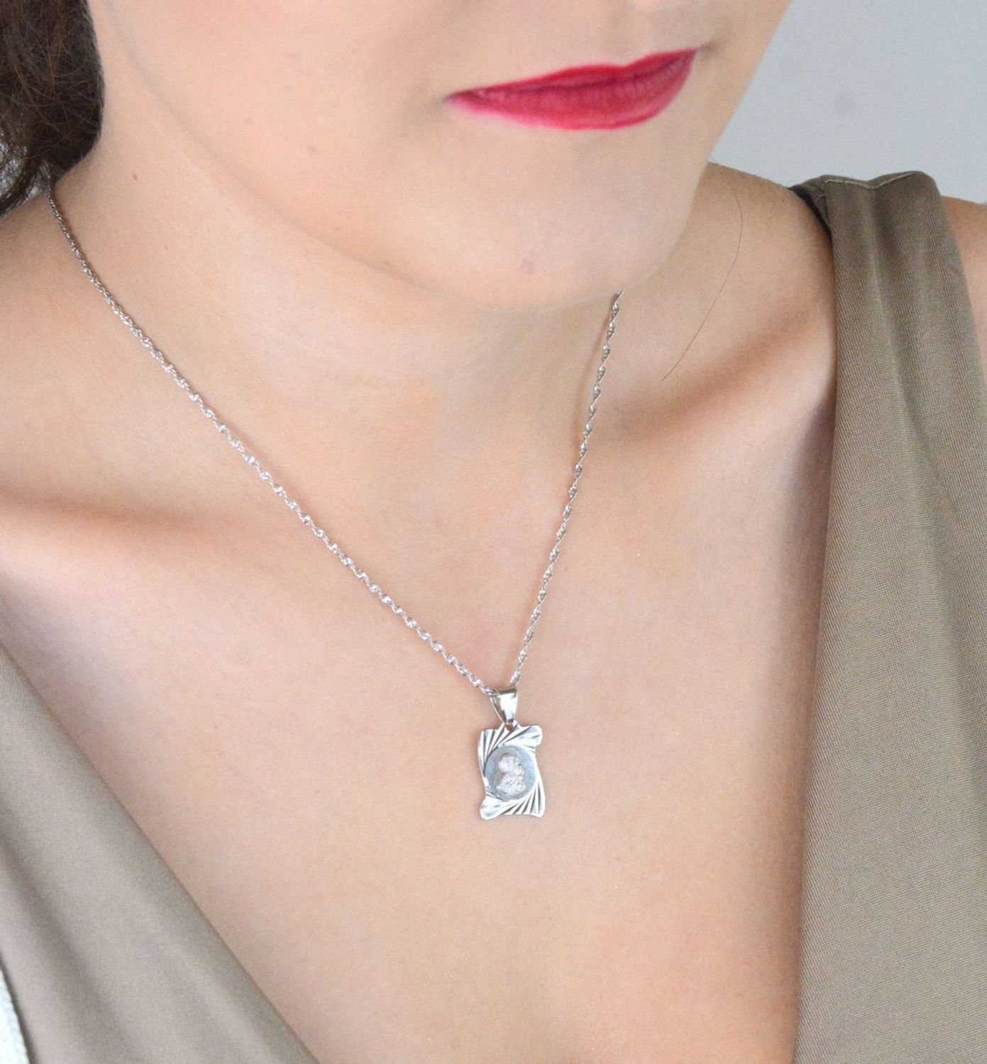 Zawieszka srebrna próby 925 Matka Boska z Dzieciątkiem na blaszce. Wymiary 2,5x1,5 cm, waga 2,06 g. Piękny, duchowy talizman i prezent.1.jpg