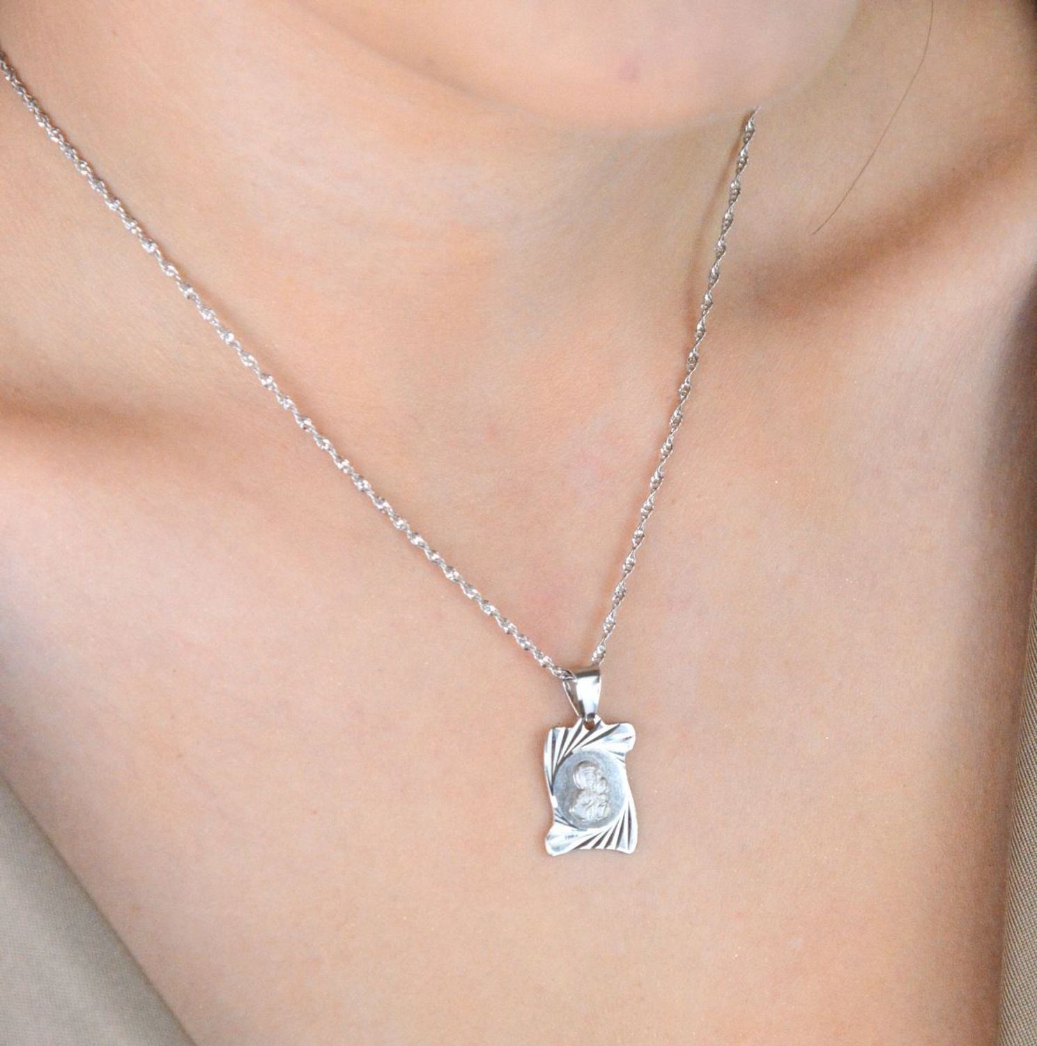 Zawieszka srebrna próby 925 Matka Boska z Dzieciątkiem na blaszce. Wymiary 2,5x1,5 cm, waga 2,06 g. Piękny, duchowy talizman i prezent.1.jpg