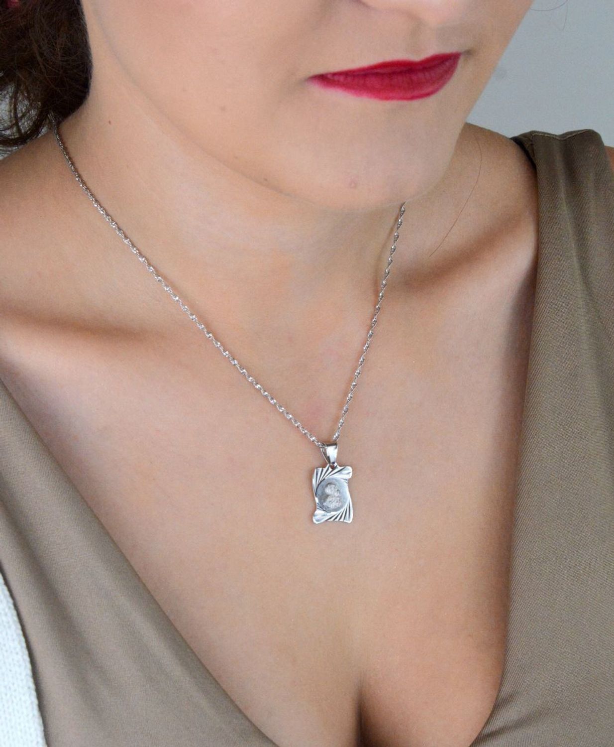 Zawieszka srebrna próby 925 Matka Boska z Dzieciątkiem na blaszce. Wymiary 2,5x1,5 cm, waga 2,06 g. Piękny, duchowy talizman i prezent.1.jpg