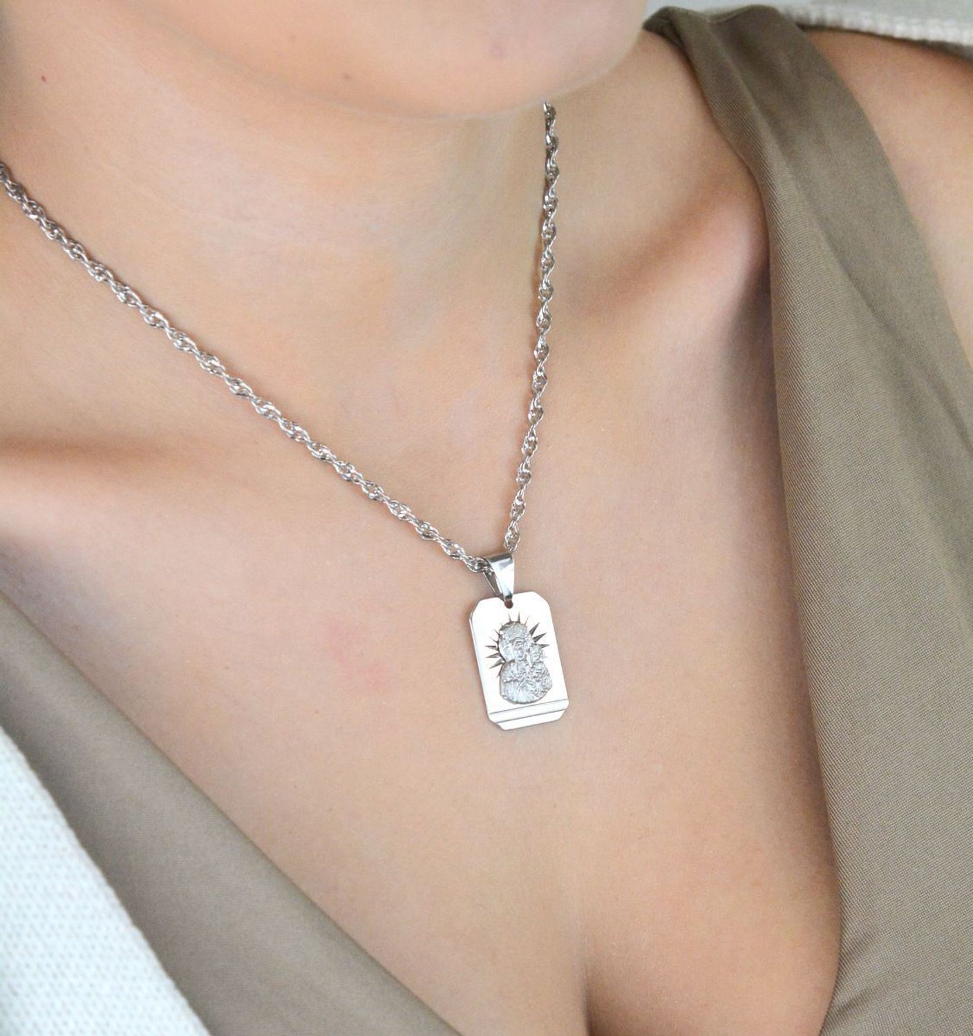 Srebrny medalik prostokątny Matka Boska z Dzieciątkiem – srebro 925  Prezent na chrzest, komunię, bierzmowanie (2).jpg