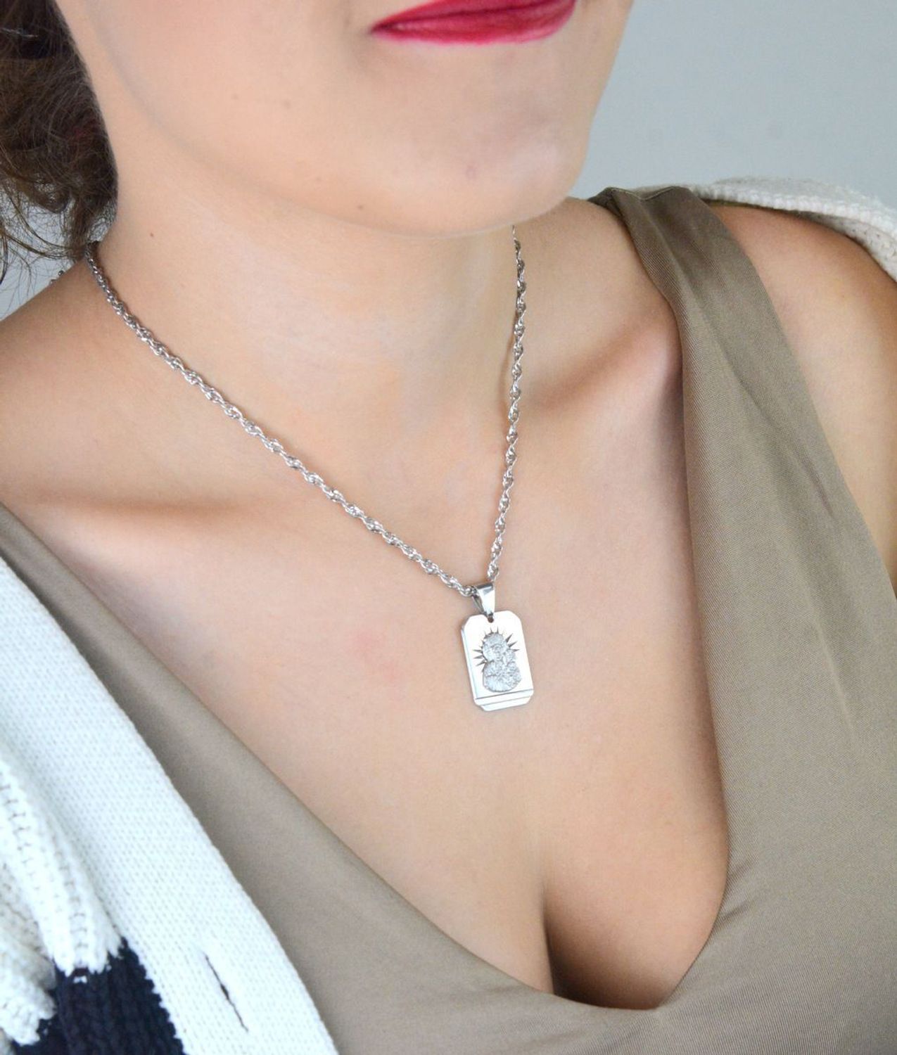 Srebrny medalik prostokątny Matka Boska z Dzieciątkiem – srebro 925  Prezent na chrzest, komunię, bierzmowanie (2).jpg