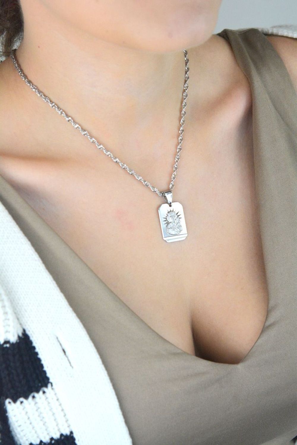 Srebrny medalik prostokątny Matka Boska z Dzieciątkiem – srebro 925  Prezent na chrzest, komunię, bierzmowanie (2).jpg