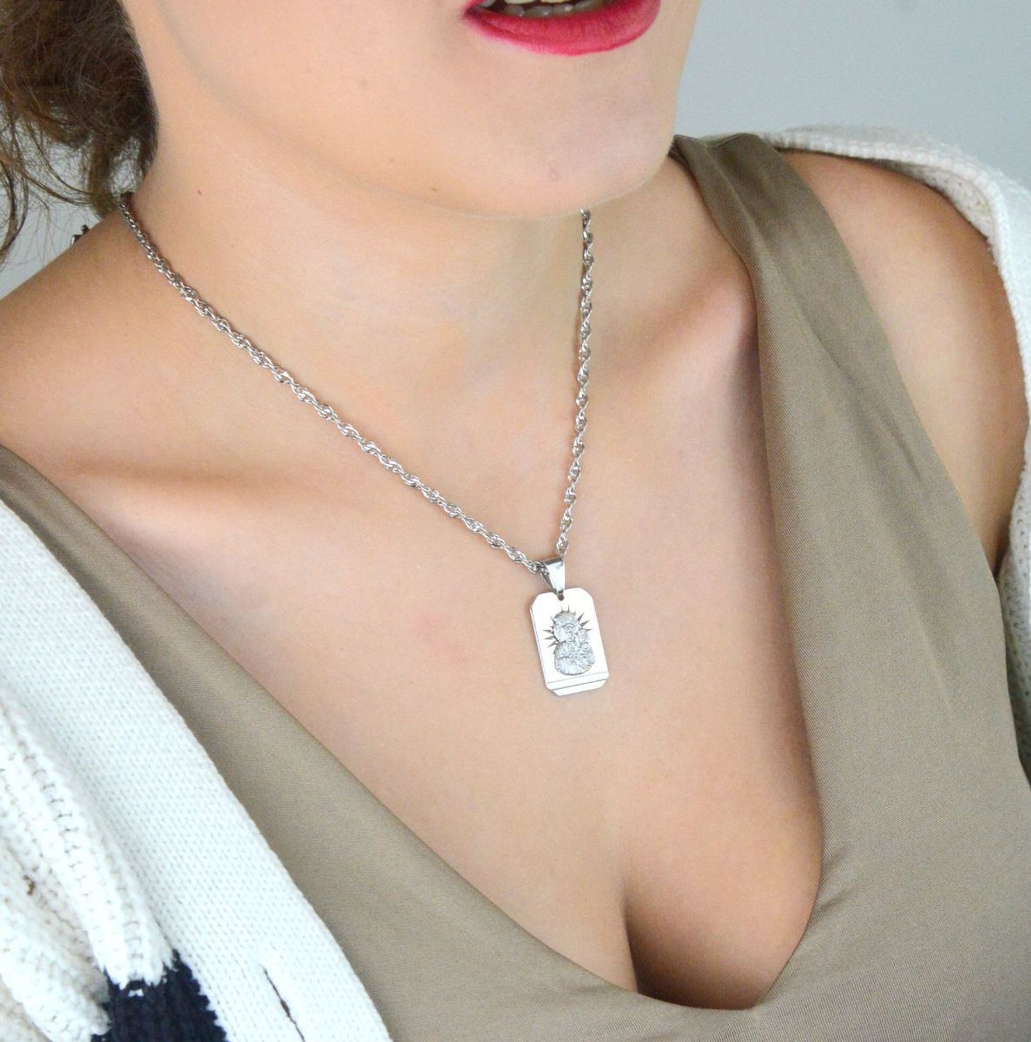 Srebrny medalik prostokątny Matka Boska z Dzieciątkiem – srebro 925  Prezent na chrzest, komunię, bierzmowanie (2).jpg