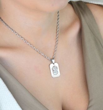 Duży srebrny medalik prostokątny z wizerunkiem Matki Boskiej z Dzieciątkiem. Idealny prezent na chrzest, komunię lub bierzmowanie. Srebro próby 925, elegancki, duchowy symbol (1).JPG