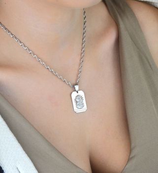 Duży srebrny medalik prostokątny z wizerunkiem Matki Boskiej z Dzieciątkiem. Idealny prezent na chrzest, komunię lub bierzmowanie. Srebro próby 925, elegancki, duchowy symbol (4).JPG