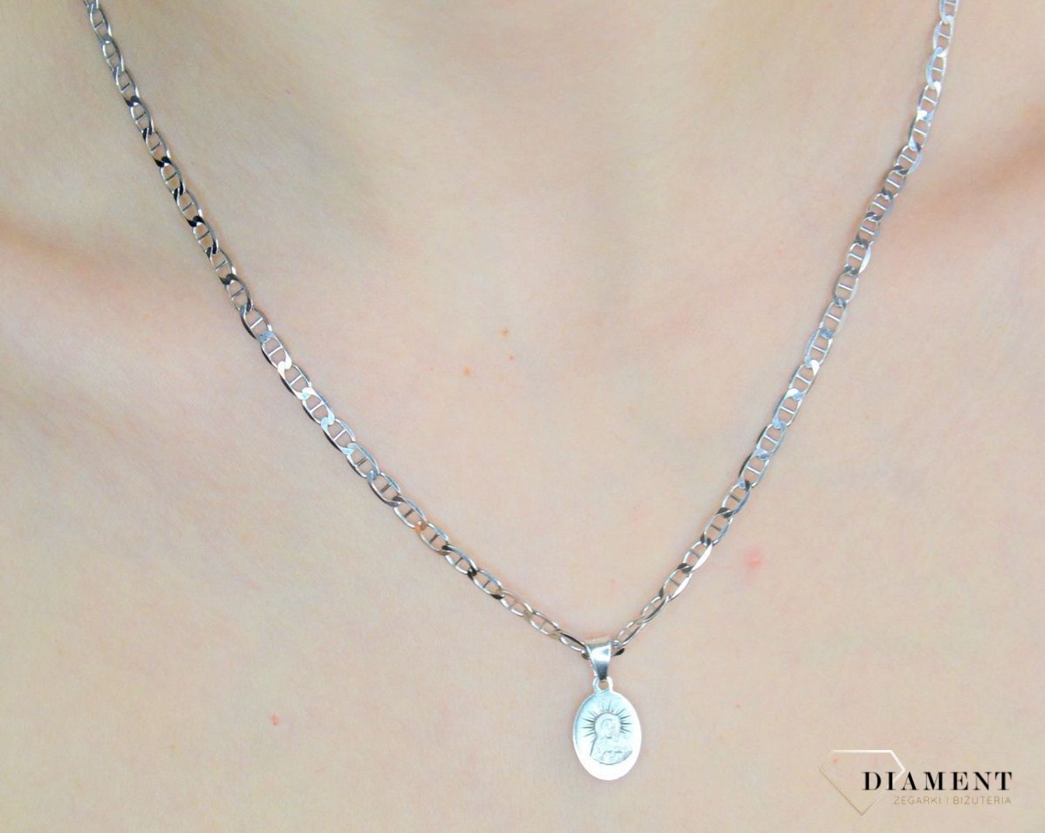 Srebrny medalik owalny dwustronny Szkaplerz DIA-ZAW-GMD110-925. Dwustronny medalik święty. Medalik srebrny szkaplerz. Medalik srebrny dwustronny. Medalik srebrny na komunię. Medalik srebrny na prezent..jpg