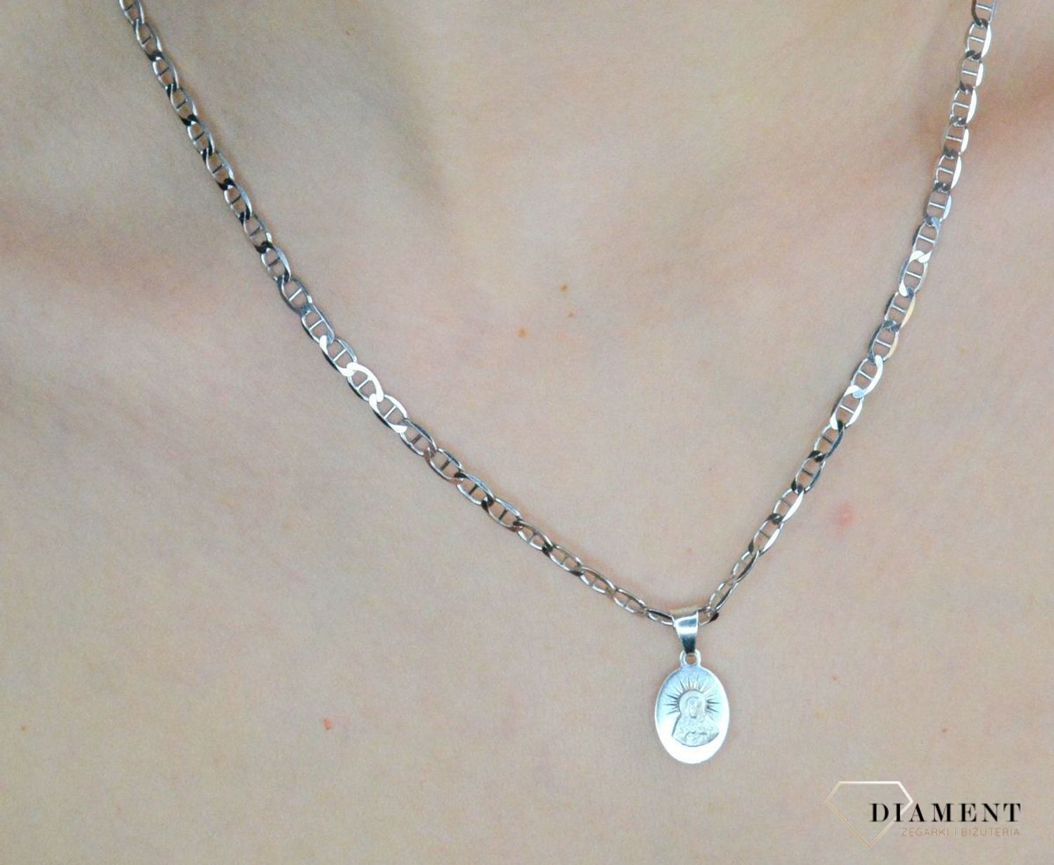 Srebrny medalik owalny dwustronny Szkaplerz DIA-ZAW-GMD110-925. Dwustronny medalik święty. Medalik srebrny szkaplerz. Medalik srebrny dwustronny. Medalik srebrny na komunię. Medalik srebrny na prezent..jpg