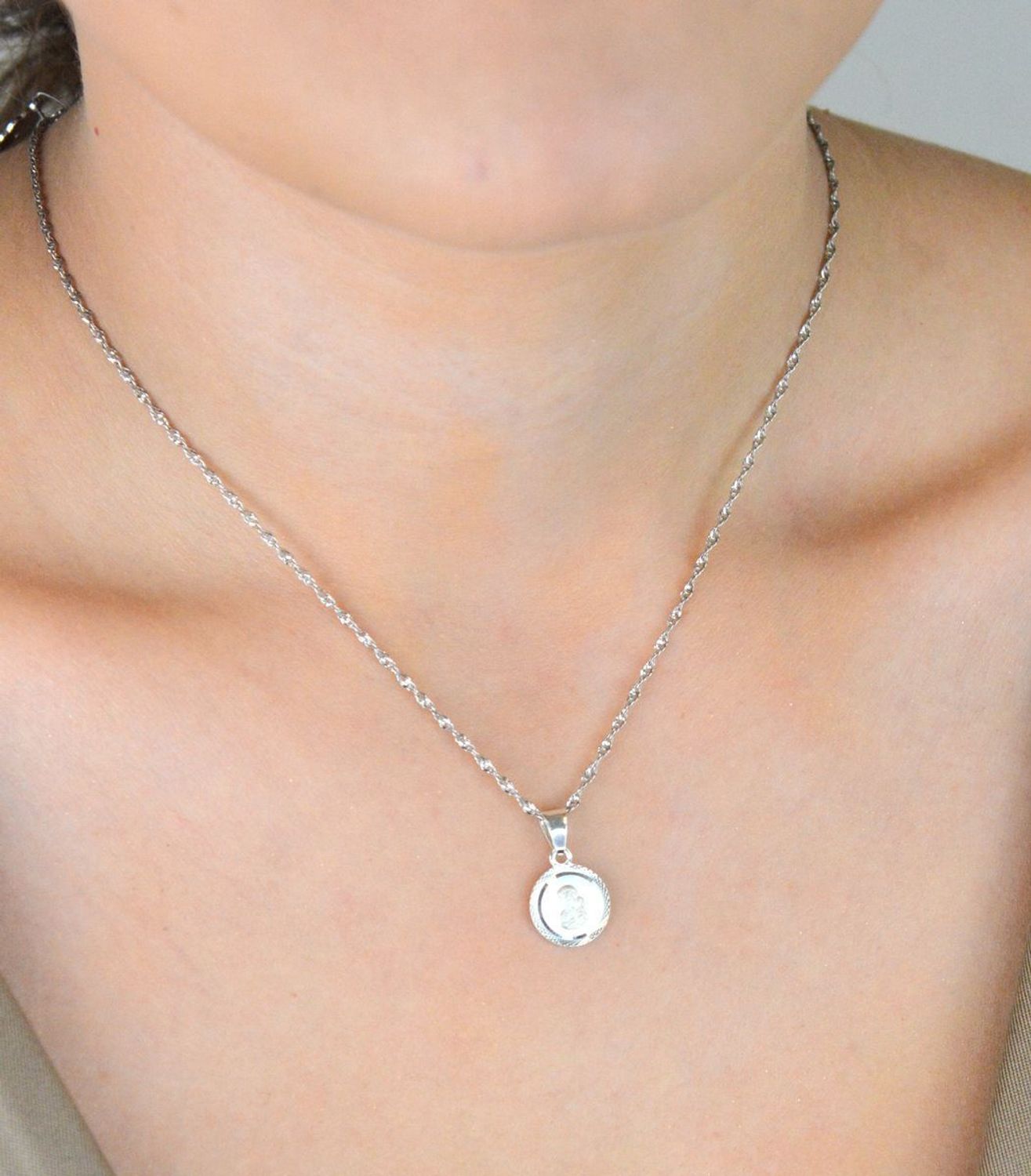 Zawieszka srebrna próby 925 – medalik Matka Boska z Dzieciątkiem. Wymiary 2,0x1,2 cm, waga 1,06 g. Symbol wiary i duchowej opieki.1.jpg