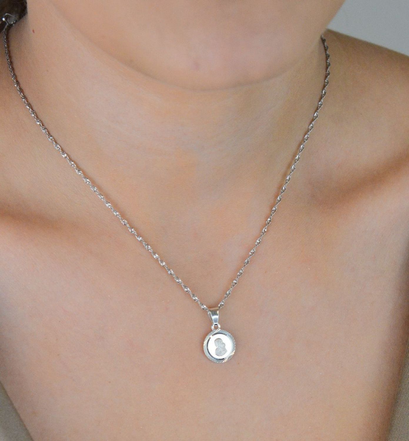 Zawieszka srebrna próby 925 – medalik Matka Boska z Dzieciątkiem. Wymiary 2,0x1,2 cm, waga 1,06 g. Symbol wiary i duchowej opieki.1.jpg