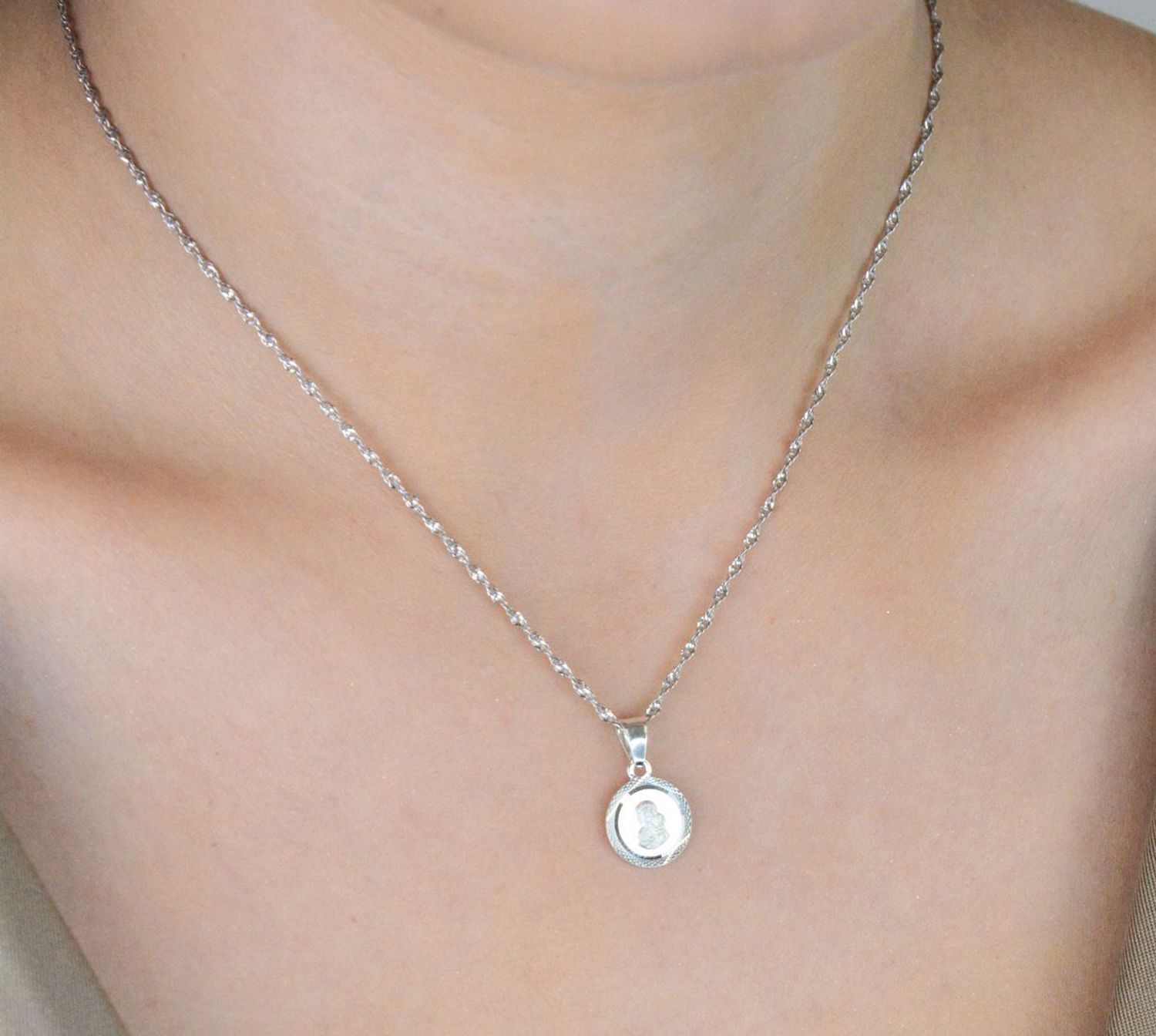 Zawieszka srebrna próby 925 – medalik Matka Boska z Dzieciątkiem. Wymiary 2,0x1,2 cm, waga 1,06 g. Symbol wiary i duchowej opieki.1.jpg