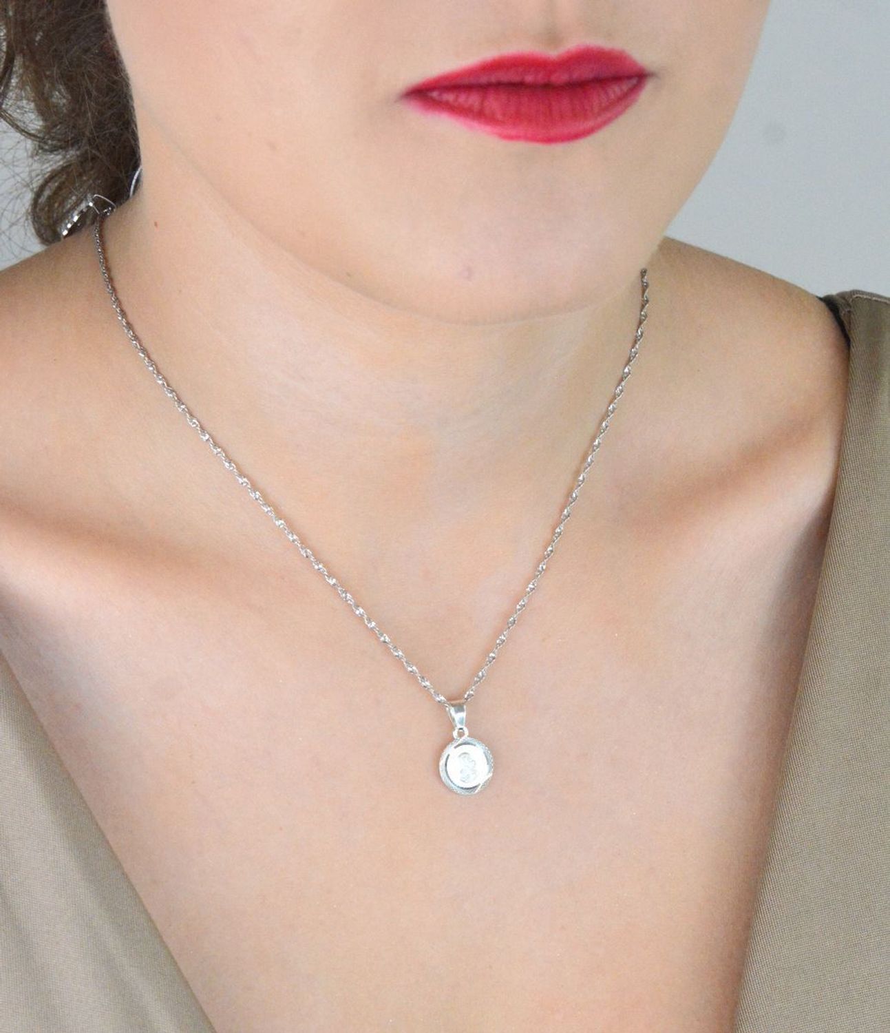 Zawieszka srebrna próby 925 – medalik Matka Boska z Dzieciątkiem. Wymiary 2,0x1,2 cm, waga 1,06 g. Symbol wiary i duchowej opieki.1.jpg