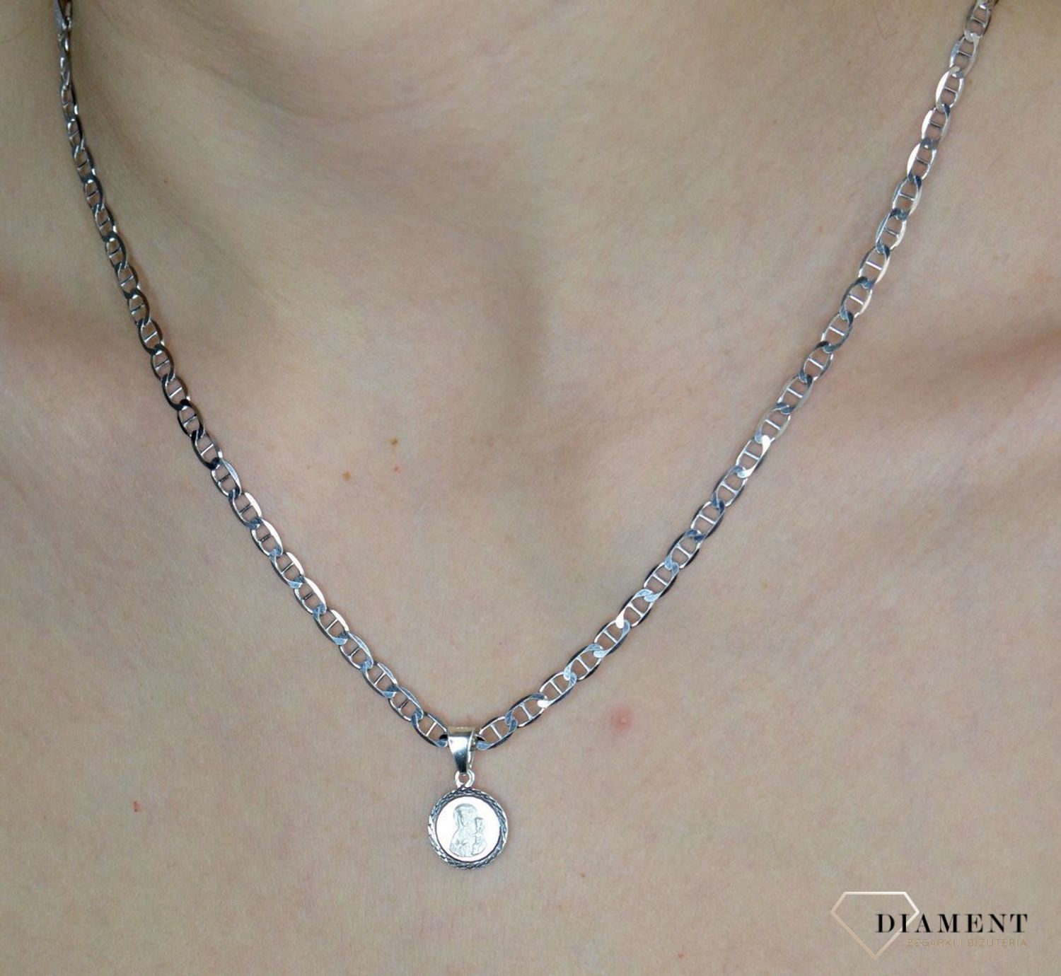 Srebrny medalik okrągły Matka Boska Częstochowska.  Srebrny medalik święty. Medalik srebrny z Matką Boską Częstochowską. Medalik srebrny okrągły . Medalik srebrny na komunię. Medalik srebrny na prezent..jpg