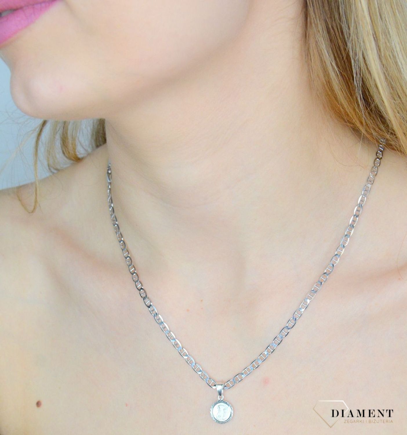 Srebrny medalik okrągły Matka Boska Częstochowska.  Srebrny medalik święty. Medalik srebrny z Matką Boską Częstochowską. Medalik srebrny okrągły . Medalik srebrny na komunię. Medalik srebrny na prezent..jpg